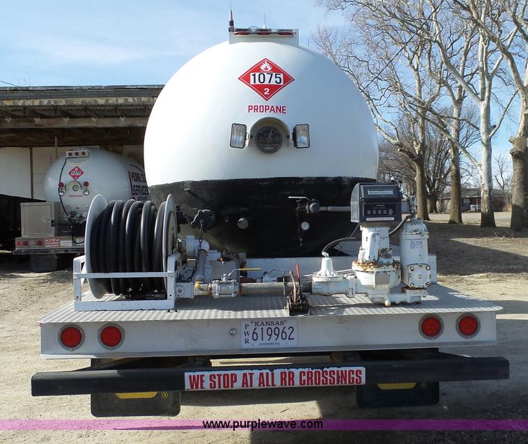 image for item L3667 2001 International 4700 propane fuel truck