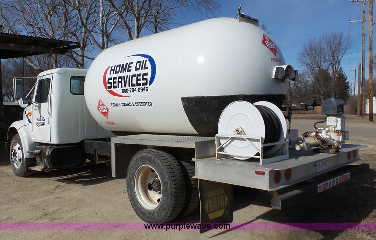 image for item L3667 2001 International 4700 propane fuel truck