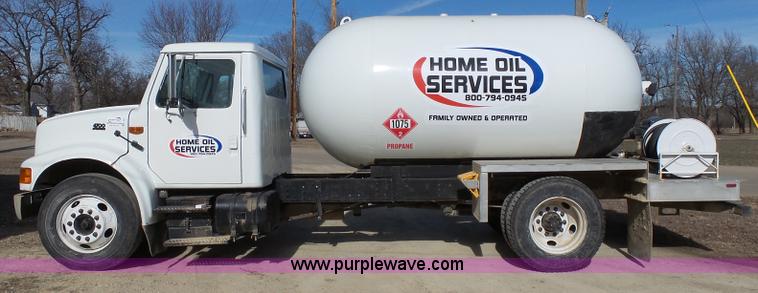 image for item L3667 2001 International 4700 propane fuel truck