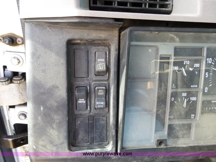 image for item L3667 2001 International 4700 propane fuel truck