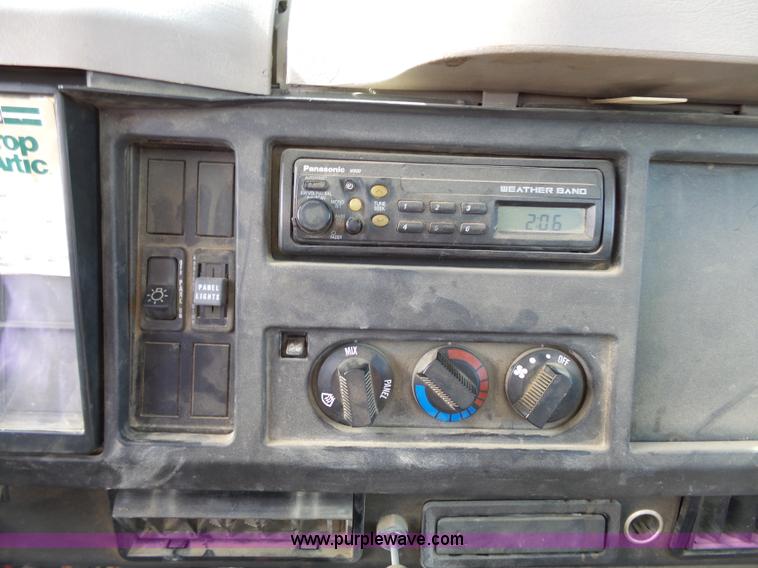 image for item L3667 2001 International 4700 propane fuel truck