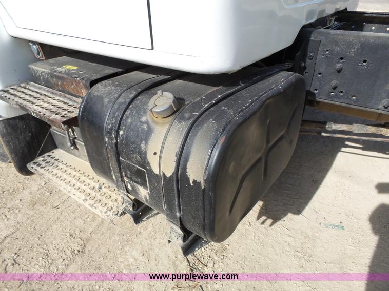 image for item L3667 2001 International 4700 propane fuel truck