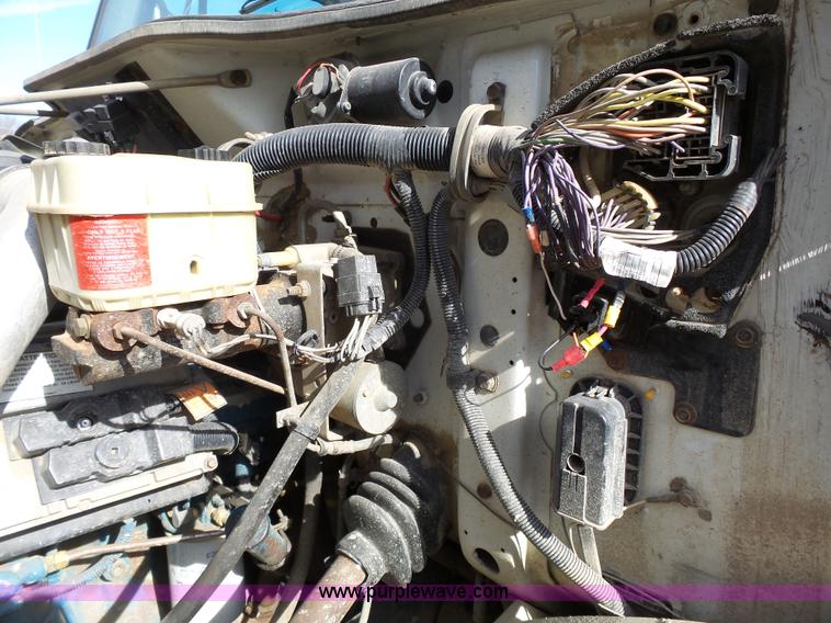 image for item L3667 2001 International 4700 propane fuel truck