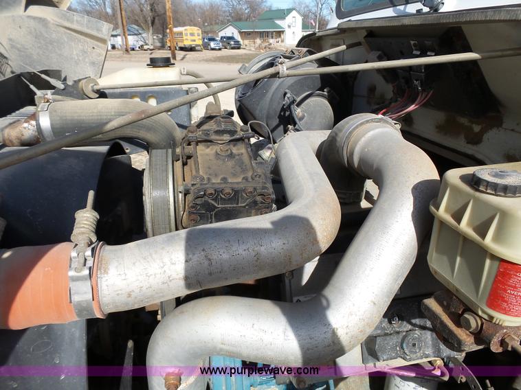 image for item L3667 2001 International 4700 propane fuel truck