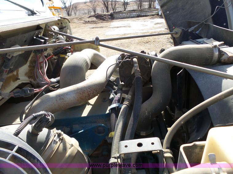 image for item L3667 2001 International 4700 propane fuel truck