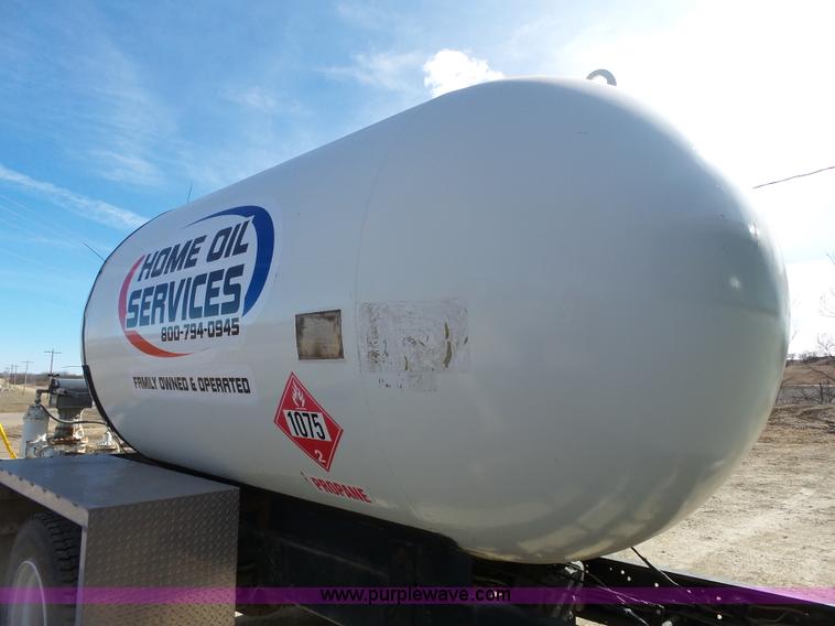 image for item L3667 2001 International 4700 propane fuel truck