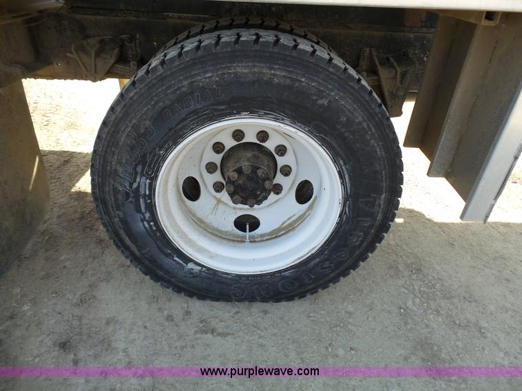 image for item L3667 2001 International 4700 propane fuel truck