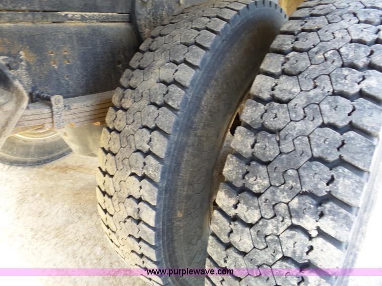 image for item L3667 2001 International 4700 propane fuel truck