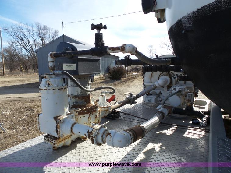 image for item L3667 2001 International 4700 propane fuel truck