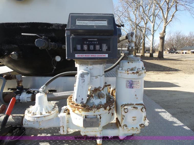 image for item L3667 2001 International 4700 propane fuel truck