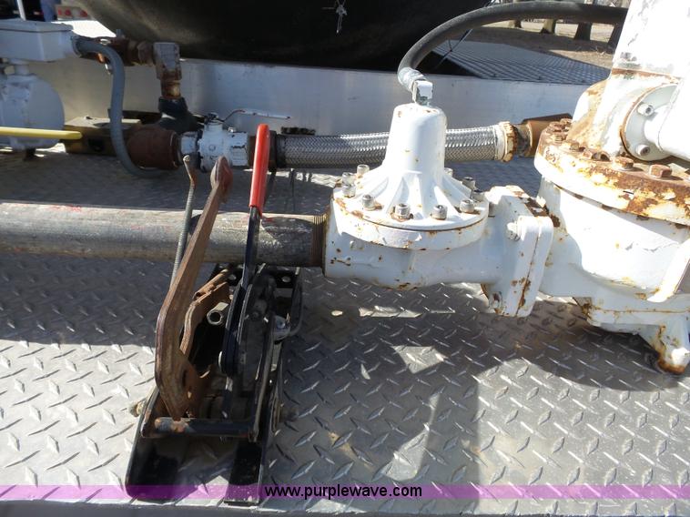 image for item L3667 2001 International 4700 propane fuel truck