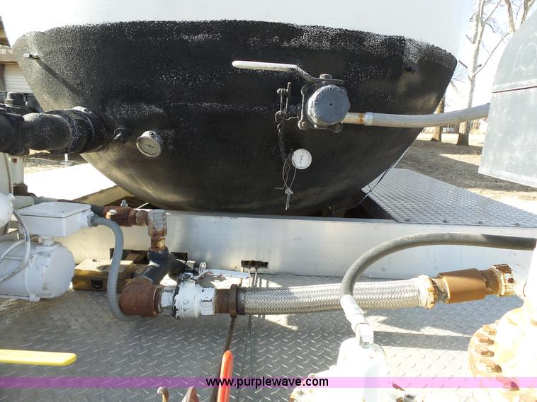 image for item L3667 2001 International 4700 propane fuel truck