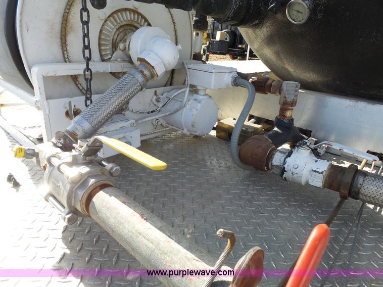 image for item L3667 2001 International 4700 propane fuel truck