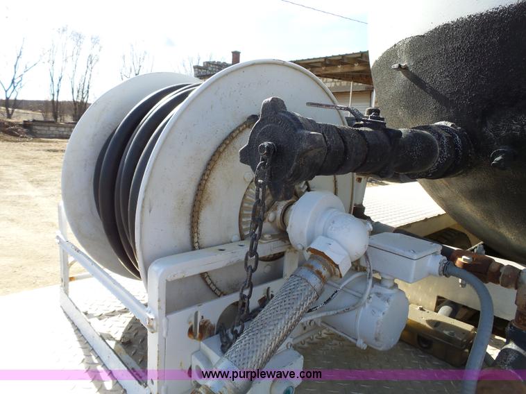 image for item L3667 2001 International 4700 propane fuel truck