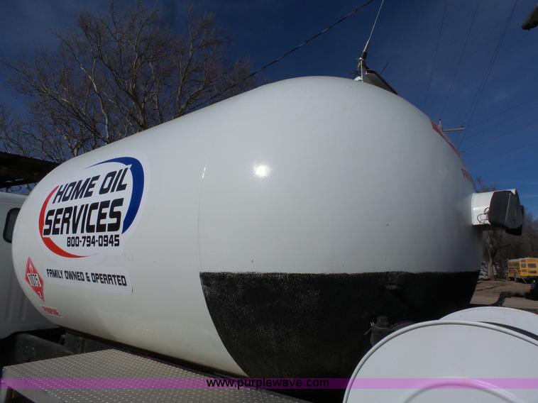 image for item L3667 2001 International 4700 propane fuel truck
