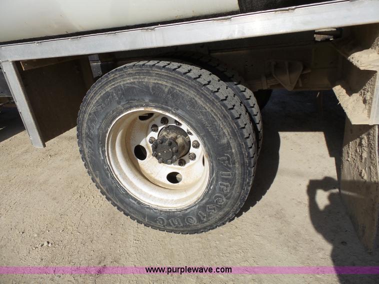 image for item L3667 2001 International 4700 propane fuel truck