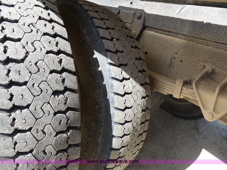 image for item L3667 2001 International 4700 propane fuel truck