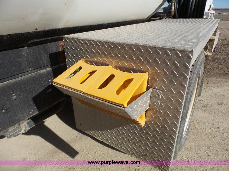 image for item L3667 2001 International 4700 propane fuel truck