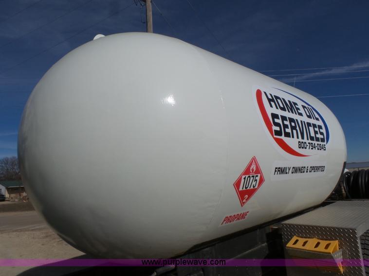 image for item L3667 2001 International 4700 propane fuel truck