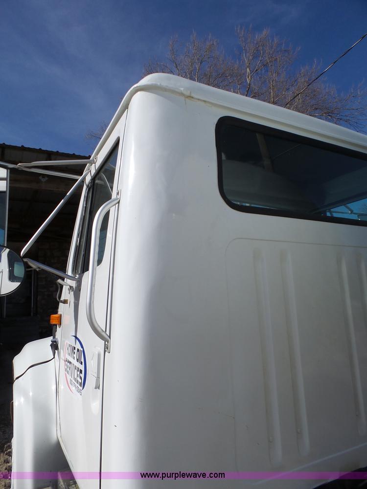 image for item L3667 2001 International 4700 propane fuel truck