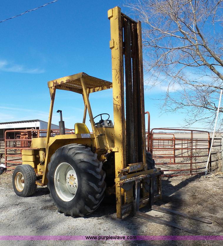 International forklift in Rossville, KS Item L3671 sold Purple Wave