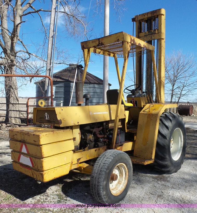 International forklift in Rossville, KS Item L3671 sold Purple Wave