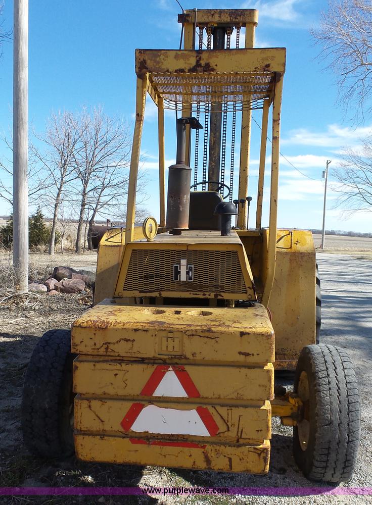 International forklift in Rossville, KS Item L3671 sold Purple Wave