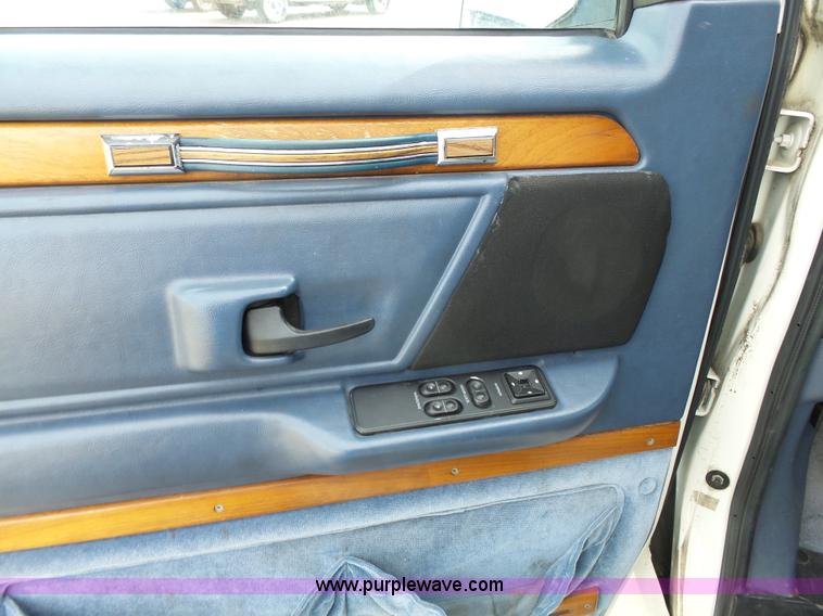 image for item L3683 1992 Ford Econoline E150 Diamond Executive van