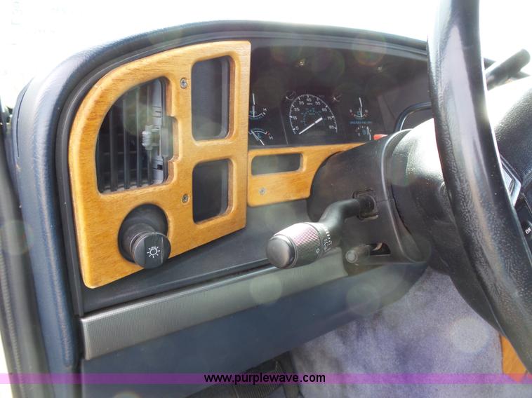 image for item L3683 1992 Ford Econoline E150 Diamond Executive van