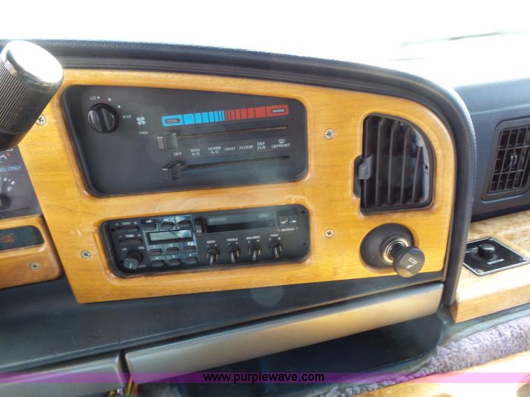 image for item L3683 1992 Ford Econoline E150 Diamond Executive van