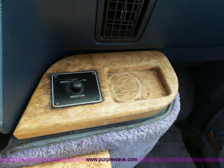 image for item L3683 1992 Ford Econoline E150 Diamond Executive van