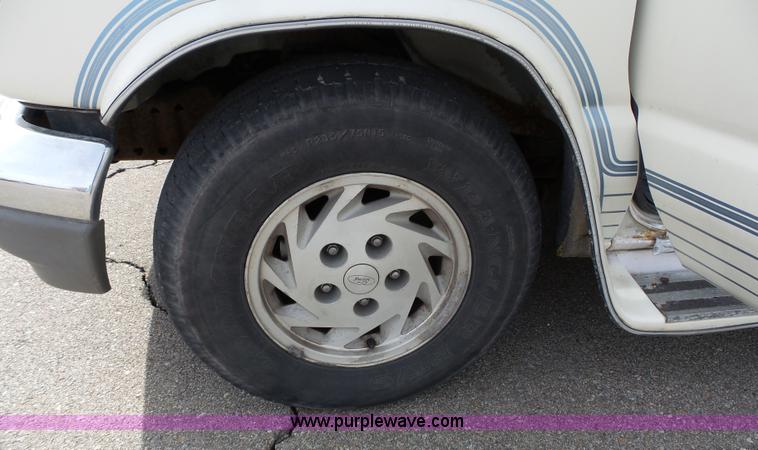image for item L3683 1992 Ford Econoline E150 Diamond Executive van