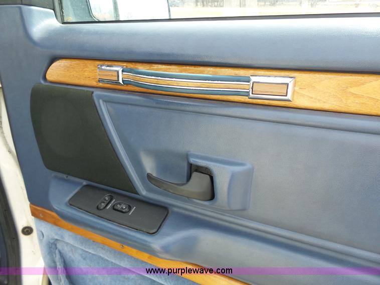 image for item L3683 1992 Ford Econoline E150 Diamond Executive van