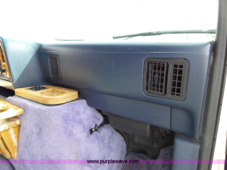 image for item L3683 1992 Ford Econoline E150 Diamond Executive van