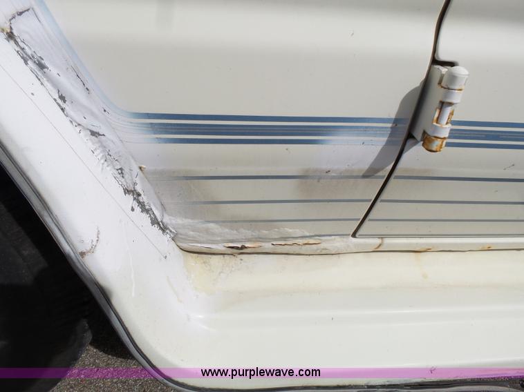 image for item L3683 1992 Ford Econoline E150 Diamond Executive van