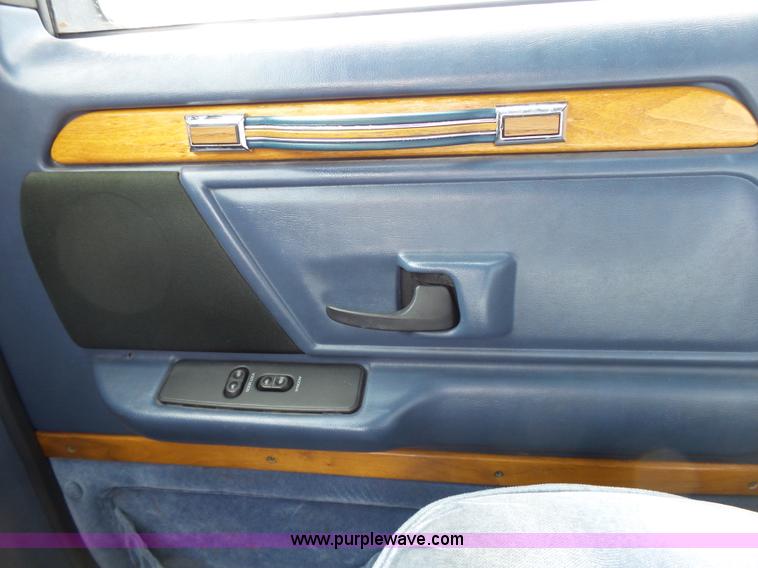 image for item L3683 1992 Ford Econoline E150 Diamond Executive van