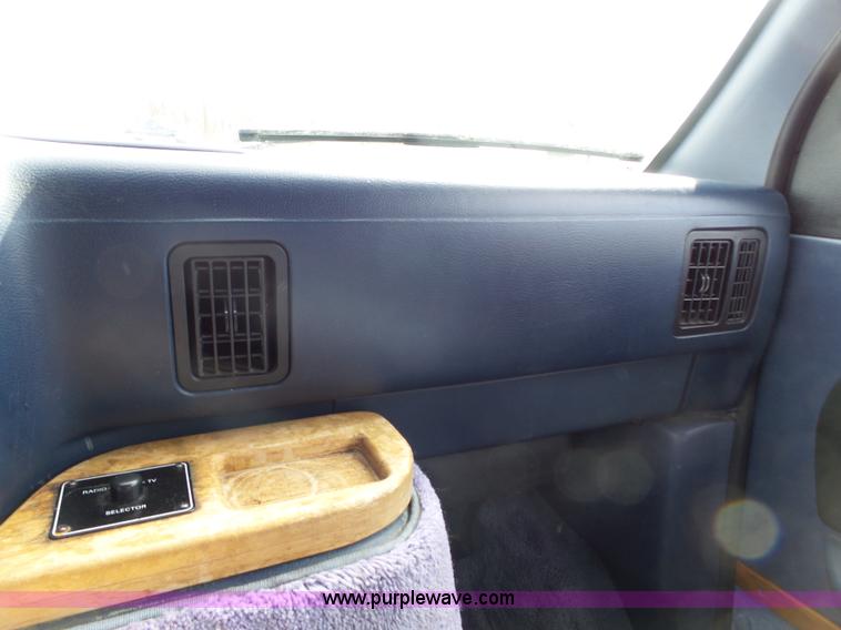 image for item L3683 1992 Ford Econoline E150 Diamond Executive van