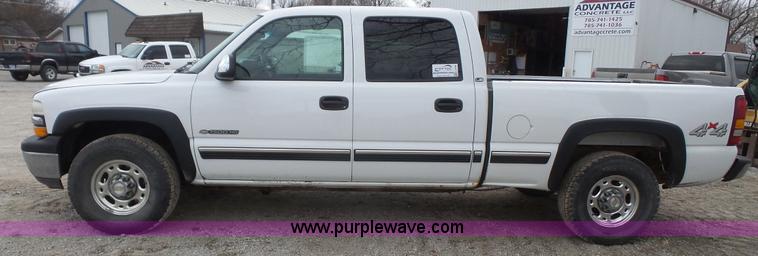 image for item L4758 2002 Chevrolet Silverado 1500HD Crew Cab pickup truck