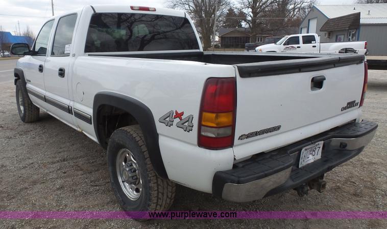 image for item L4758 2002 Chevrolet Silverado 1500HD Crew Cab pickup truck