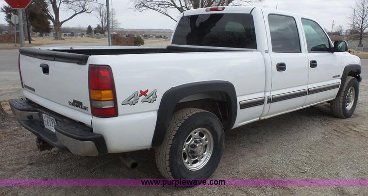 image for item L4758 2002 Chevrolet Silverado 1500HD Crew Cab pickup truck