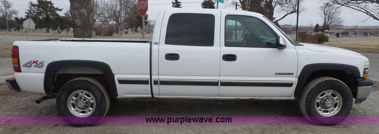 image for item L4758 2002 Chevrolet Silverado 1500HD Crew Cab pickup truck