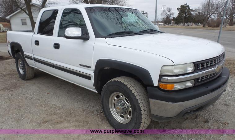 image for item L4758 2002 Chevrolet Silverado 1500HD Crew Cab pickup truck