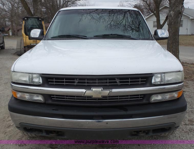 image for item L4758 2002 Chevrolet Silverado 1500HD Crew Cab pickup truck