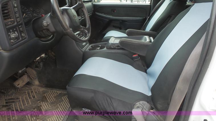 image for item L4758 2002 Chevrolet Silverado 1500HD Crew Cab pickup truck