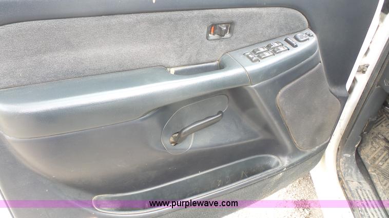 image for item L4758 2002 Chevrolet Silverado 1500HD Crew Cab pickup truck