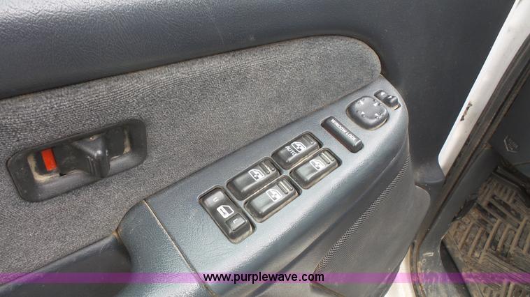 image for item L4758 2002 Chevrolet Silverado 1500HD Crew Cab pickup truck