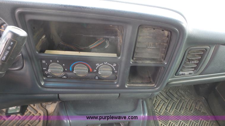 image for item L4758 2002 Chevrolet Silverado 1500HD Crew Cab pickup truck