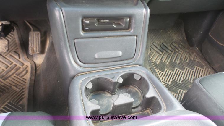 image for item L4758 2002 Chevrolet Silverado 1500HD Crew Cab pickup truck