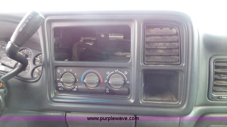 image for item L4758 2002 Chevrolet Silverado 1500HD Crew Cab pickup truck