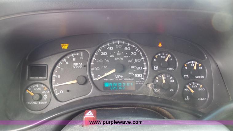 image for item L4758 2002 Chevrolet Silverado 1500HD Crew Cab pickup truck